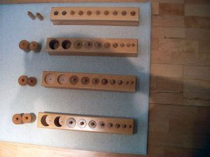 Regelschulkinder mit Montessorimaterial fördern