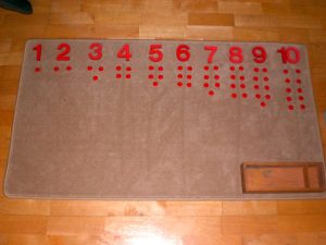 Regelschulkinder mit Montessorimaterial fördern