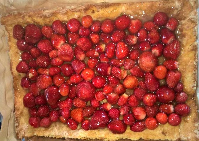 So verbringen wir Mittsommer in den Bergen: Frischen Erdbeerkuchen backe ich jedes Jahr im Juni
