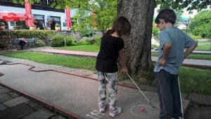 Minigolf: Der perfekte Ausflug mit Kindern