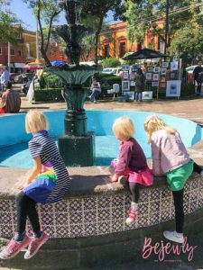 Berdien ist Diplomatenfrau in Mexiko, ihre eigene Karriere liegt daher gerade brach und ihre drei Kinder machen besondere Erfahrungen.