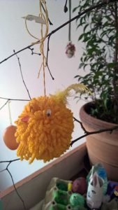 Ostderdeko aus Pompons: Pompon Küken basteln, Osterhasen und mehr lustige Ideen für Ostern mit Kindern
