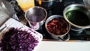 Ostereier natürlich färben mit Gemüse und Gewürzen: So geht's (mit Zeit- und Mengenangaben)