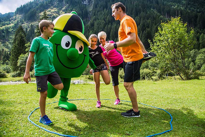 Outdoor Bewegungsspiele: Manni Pranger & TIROLI zeigen wie es geht