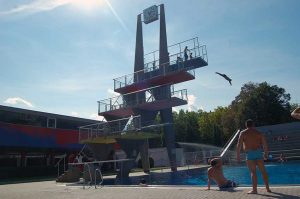 Freundschaften pflegen mit Ausflug ins Tivoli Schwimmbad in Innsbruck und ganz viel Sonnenschein im Grünen