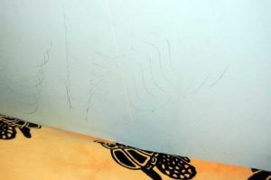 Dekoration im Kinderzimmer mit Wandaufkleber: Schritt-für-Schritt-Anleitung