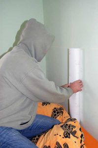 Dekoration im Kinderzimmer mit Wandaufkleber: Schritt-für-Schritt-Anleitung