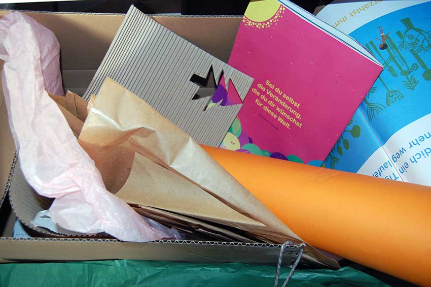 Geschenke verpacken in Altpapier - mit Anhängern und Fotogeschenken von sendmoments