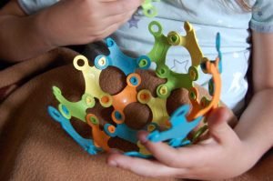 Kreatives und nachhaltiges Spielzeug für die Feinmotorik