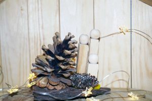 Kinder beschäftigen vor der Bescherung: Waldspaziergang und Krippe aus Naturmaterial basteln