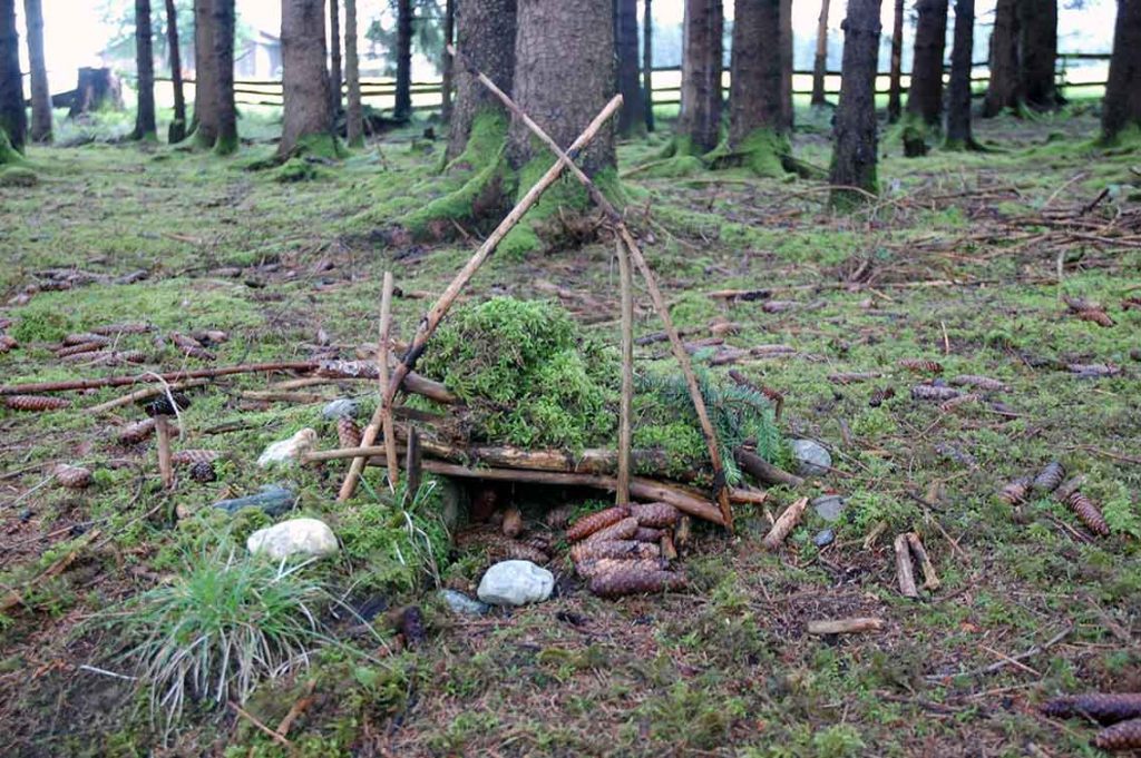 Naturspiele mit Holz und Steinen