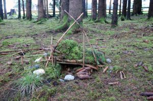 Naturspiele mit Holz und Steinen