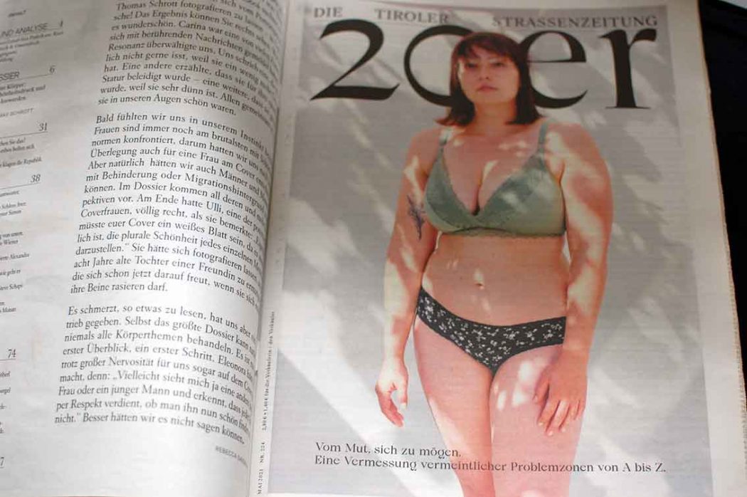 normalgewichtige Frau als Model im 20er Zeitung Cover