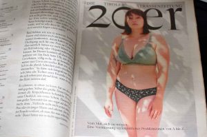 normalgewichtige Frau als Model im 20er Zeitung Cover
