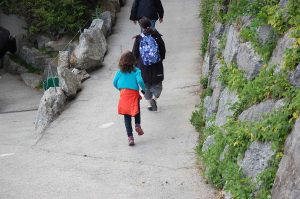 Kinder rennen im Alpenzoo