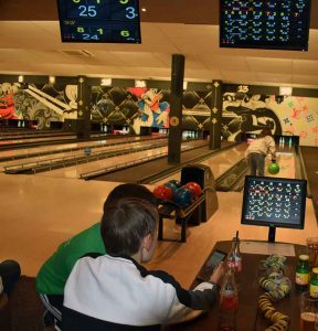 Teenager Geburtstagsparty fanden 13-Jährige cool, bowling