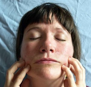 Selfcare-Ritual mit Gesichtsmassage