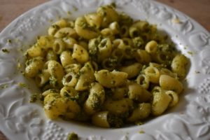 Frühling ins Haus holen mit Bärlauch-Pesto