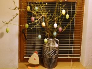 Frühling ins Haus holen mit Gartenpflanzen und Osterstrauch