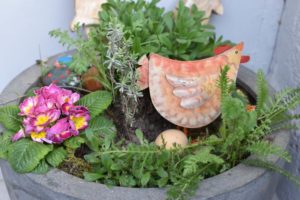 Pflanzkübel vor der Haustür