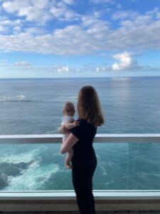 Frau mit Baby: Autorin von "Auf der Suche nach der wahren Liebe"