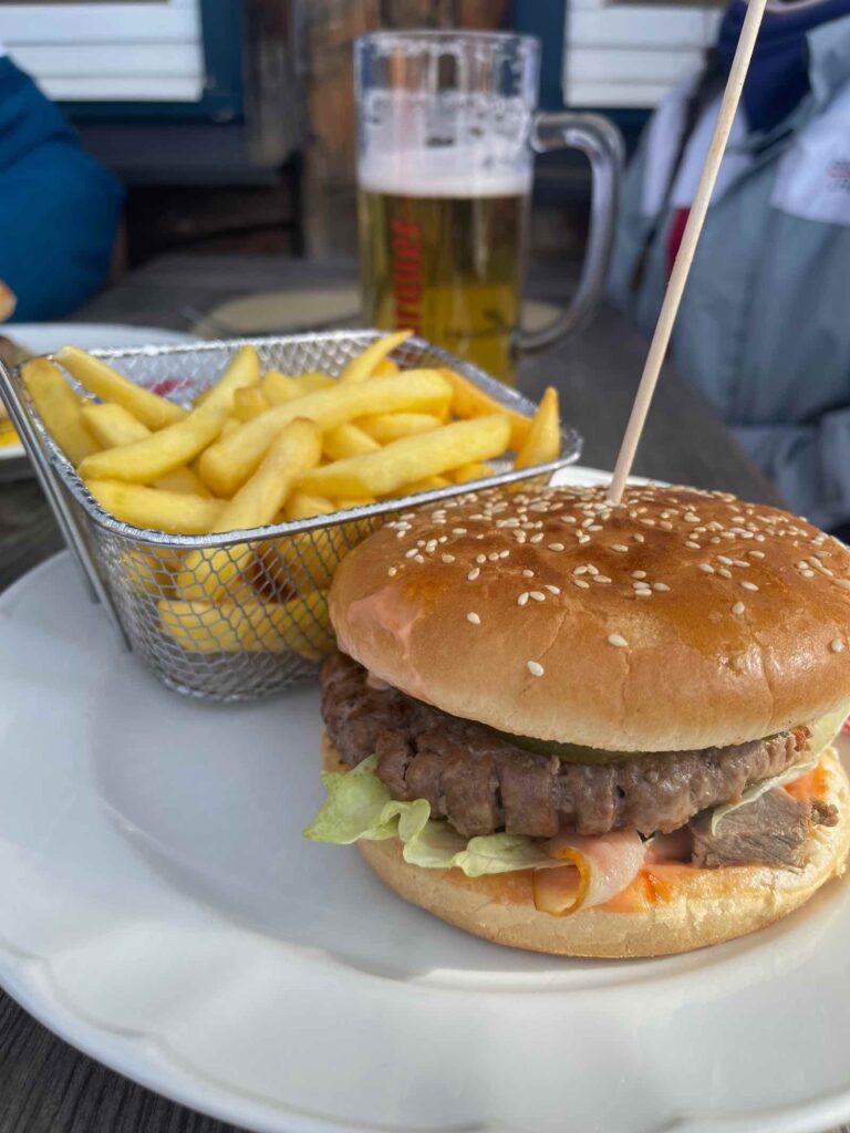 Burger mit Pommes