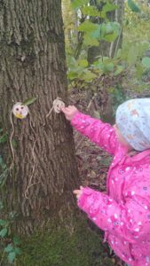 Vereinbarkeit als Privileg und großes Glück: Freizeit mit Kind im Wald