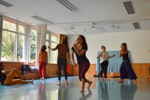 5 Rhythmen: Tanz eine Welle am Sonntag