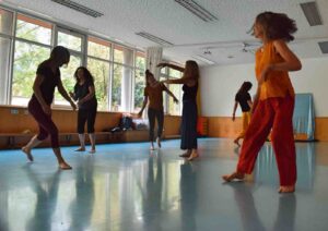 5 Rhythmen: Tanz eine Welle am Sonntag