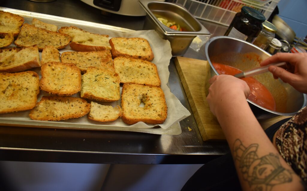 altes Brot verarbeiten zu Brotpizza