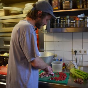 Radieschen und Sellerie feingehackt für Bruschetta