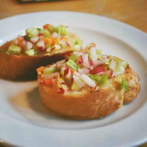 altes Brot verarbeiten zu Bruschetta als Vorspeise