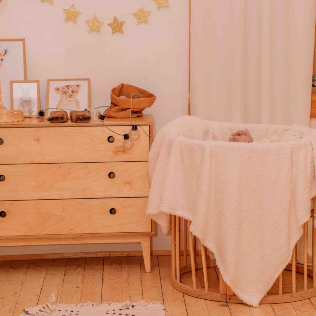 Beim Kinderzimmer einrichten helfen dir deine Freund*innen auf einer Nesting Party sicher gerne